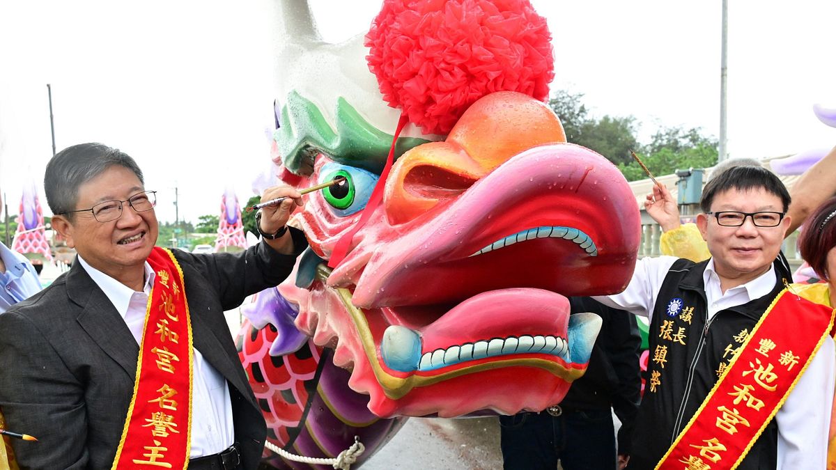 新竹縣長楊文科(左)與議長張鎮榮共同為大會龍舟開光點睛。(圖/新竹縣政府提供) 新竹縣長楊文科(左)與議長張鎮榮共同為大會龍舟開光點睛。(圖/新竹縣政府提供)