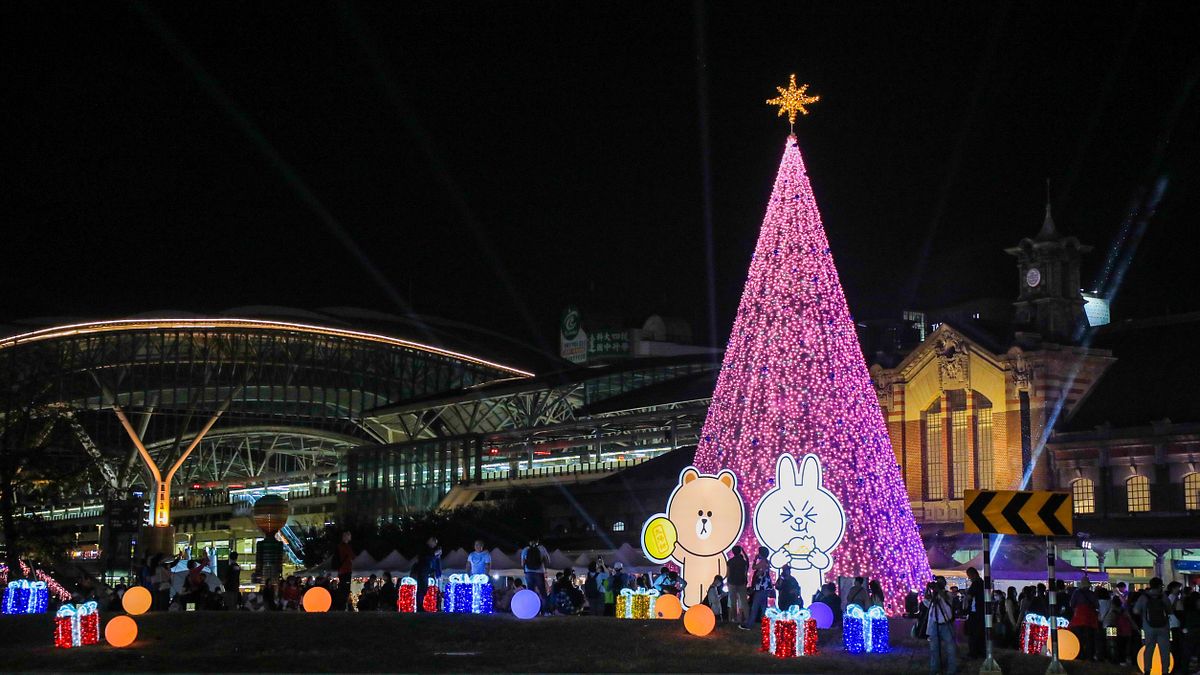 台中耶誕嘉年華拉開序幕,主燈秀散發粉色甜蜜光波的耶誕樹、LINE FRIENDS明星熊大和兔兔隨音樂緩緩轉動。(圖/台中市政府) 台中耶誕嘉年華拉開序幕,主燈秀散發粉色甜蜜光波的耶誕樹、LINE FRIENDS明星熊大和兔兔隨音樂緩緩轉動。(圖/台中市政府)