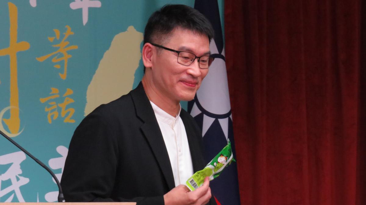 這是「民主的味道」!梁文傑大買鳳梨釋迦冰棒招待陸委會同仁、記者,爭議止血了?