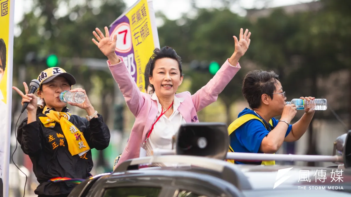 左楠區無黨籍立委候選人郭新政誓言「打黑金、掃權貴」,沿街拜票希望選民全力支持。(圖/徐炳文攝)