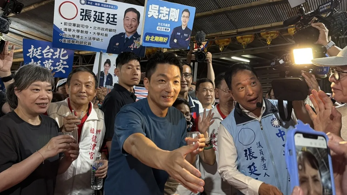 台北市長蔣萬安(前中)競選連任飽受謠言攻擊。(中央社)