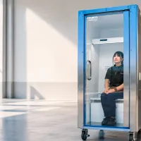 日本の機械工具卸売大手トラスコ中山が今年発売した、1人用冷却ボックス「ど冷えもんBOX」。(商品画像/公式サイトより、背景は合成) 日本の機械工具卸売大手トラスコ中山が今年発売した、1人用冷却ボックス「ど冷えもんBOX」。(商品画像/公式サイトより、背景は合成)