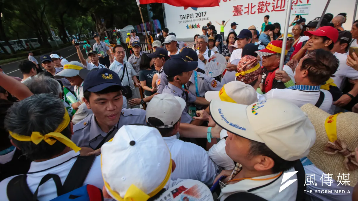 世大運開幕儀式卻遭反年改團體場外抗議,甚至有抗議民眾襲警,今(20)日北檢發出世大運期間第一張拘票。此外,警方也澄清,昨晚選手通道並無阻礙,只是選手們被告知場外有抗議活動,造成裡面的選手不知道是否該進場。(資料照,顏麟宇攝)
