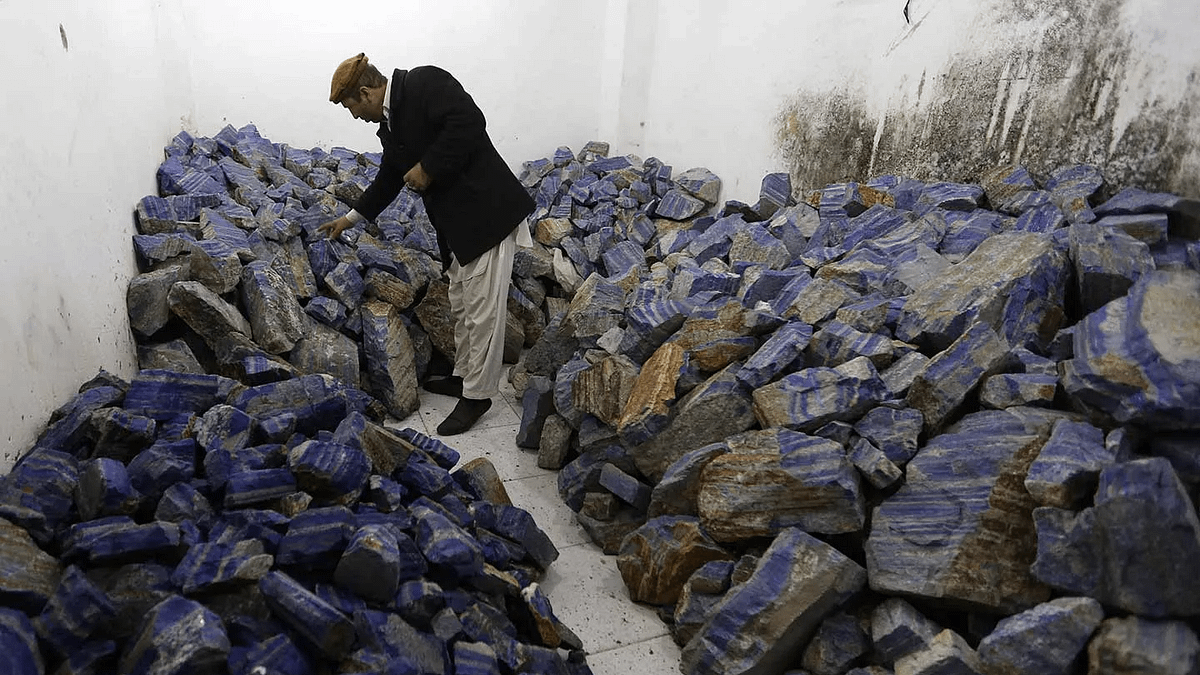 阿富汗首都喀布爾一名商人正在店裡檢視自己賣的青金石(美聯社) 阿富汗首都喀布爾一名商人正在店裡檢視自己賣的青金石(美聯社)