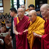 2025年7月5日、ダライ・ラマ法王90歳の誕生日の前日、チベットの精神的指導者ダライ・ラマ法王がインドのダラムサラで、亡命チベット人による長寿を祈る活動に出席した。(AP通信) 2025年7月5日、ダライ・ラマ法王90歳の誕生日の前日、チベットの精神的指導者ダライ・ラマ法王がインドのダラムサラで、亡命チベット人による長寿を祈る活動に出席した。(AP通信)
