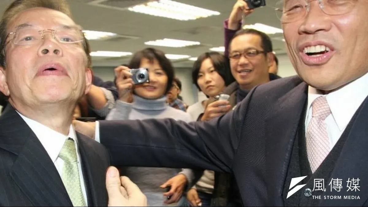 國際自由聯盟來訪,蘇貞昌謝長廷連袂接待,但兩人同台仍難掩尷尬,留下這張近乎搏鬥的畫面。(民進黨記者聯誼會提供)