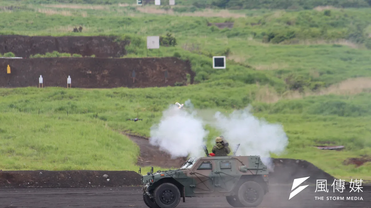 陸上自衛隊在富士綜合火力演習公開島嶼防衛作戰。日本最新民調顯示,若中國攻擊台灣,僅9.9%受訪者支持自衛隊與美軍共同作戰。(黃信維攝)
