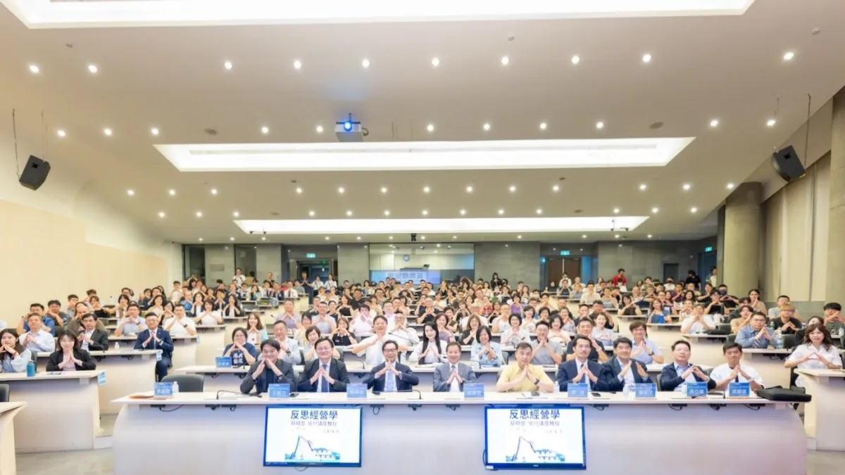 富邦集團董事長蔡明忠(前排左三)20日於東海大學EMBA講授反思經營學第二堂課,現場座無虛席。(東海大學提供)