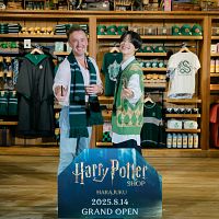 「ハリー・ポッター ショップ 原宿」の開幕を記念した前日イベントに、トム・フェルトンと“マルフォイ推し”の松島聡が登場し、特別な交流と乾杯を交わした。(写真 PR事務局) 「ハリー・ポッター ショップ 原宿」の開幕を記念した前日イベントに、トム・フェルトンと“マルフォイ推し”の松島聡が登場し、特別な交流と乾杯を交わした。(写真 PR事務局)