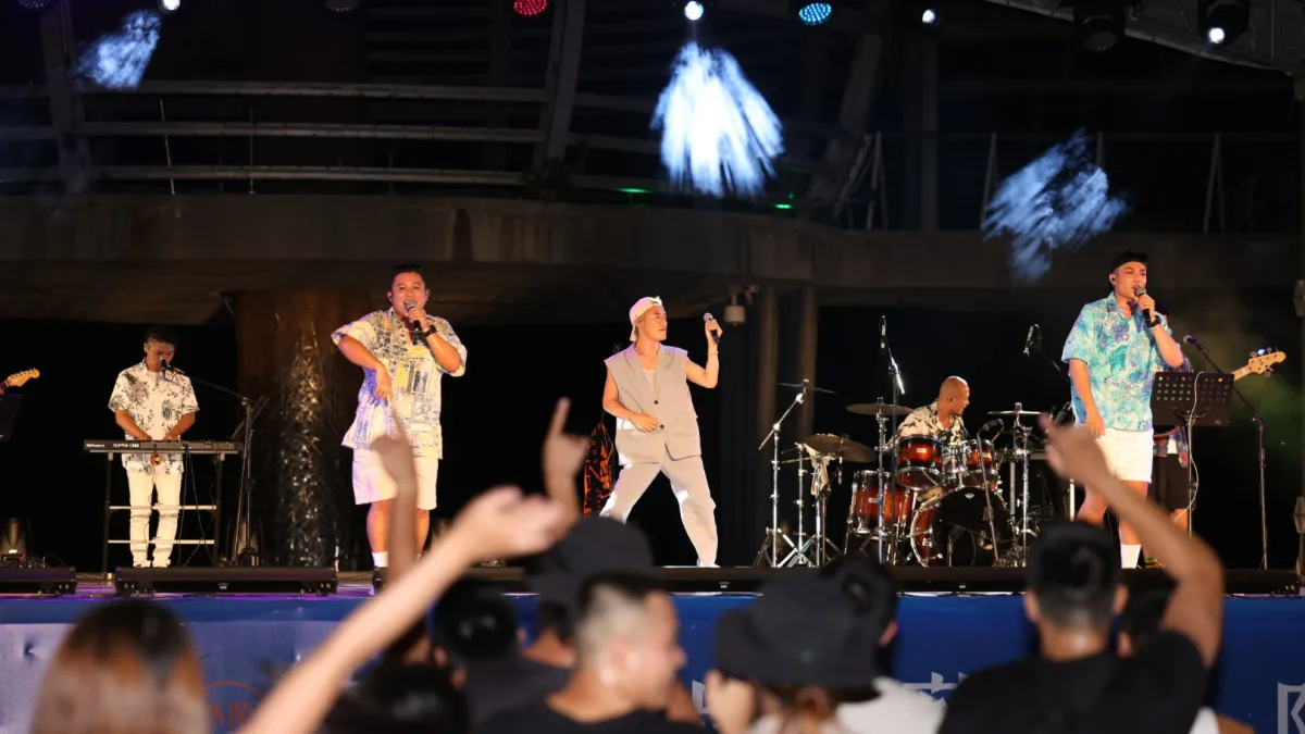 「Ponay的原式cover」以幽默及無數彩蛋的編曲,結合那卡西風格與現代搖滾樂,加上充滿舞台魅力的現場演奏,帶領全場觀眾熱歌勁舞。(圖/文化部提供)
