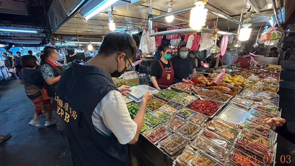 花蓮縣環保局前往花蓮市重慶市場及吉安鄉黃昏市場進行稽查。(圖/花蓮縣政府提供) 花蓮縣環保局前往花蓮市重慶市場及吉安鄉黃昏市場進行稽查。(圖/花蓮縣政府提供)