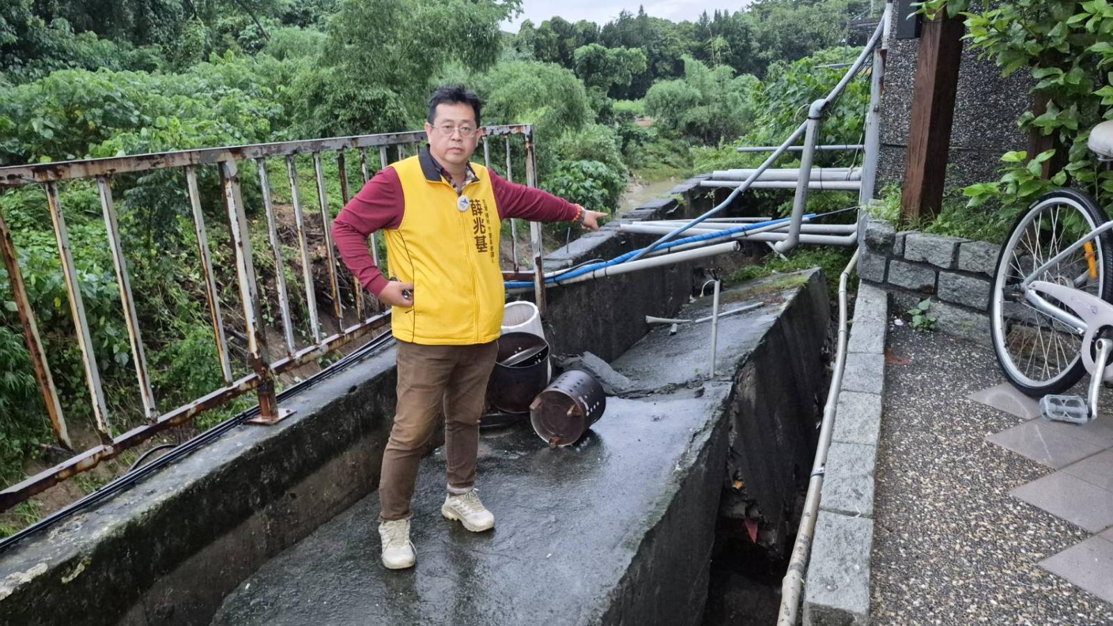 楠梓大樓門前路面掏空急灌漿! 薛兆基:不能只補坑不監測 籲市府補足應變盲點