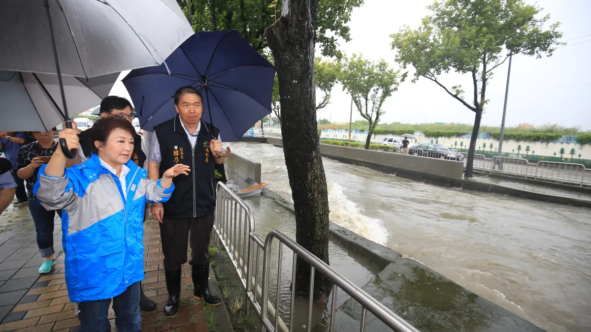 台中市長盧秀燕巡視南屯溪上游,了解淹水處置狀況。(圖/臺中市政府提供)
