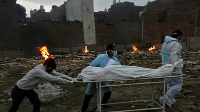 2021年5月,印度新德里火化一位新冠肺炎死者的遺體(AP)