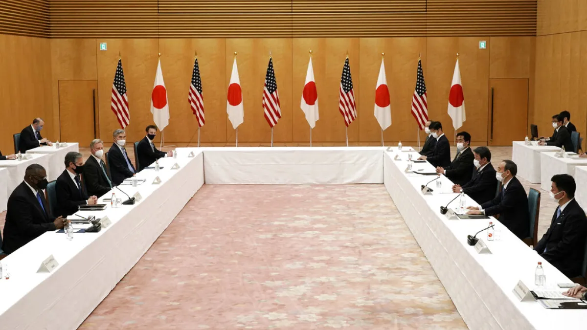 美國國防部長奧斯丁、國務卿布林肯,與日本外相茂木敏充、防衛相岸信夫3月16日舉行「2+2會議」(由左至右),會後共同聲明強烈針對中國。(美聯社)