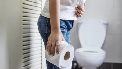 IBD病友發病期會不斷腹痛、腹瀉、血便、黏液便,一天可能要來回廁所20多次,每次在廁所一待就是近半小時。示意圖。(資料照,取自freepik)