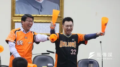 藍營黨主席江啟臣(右)爭取黨魁連任態勢明顯,藉職棒統一獅封王話題搏聲量。(柯承惠攝)