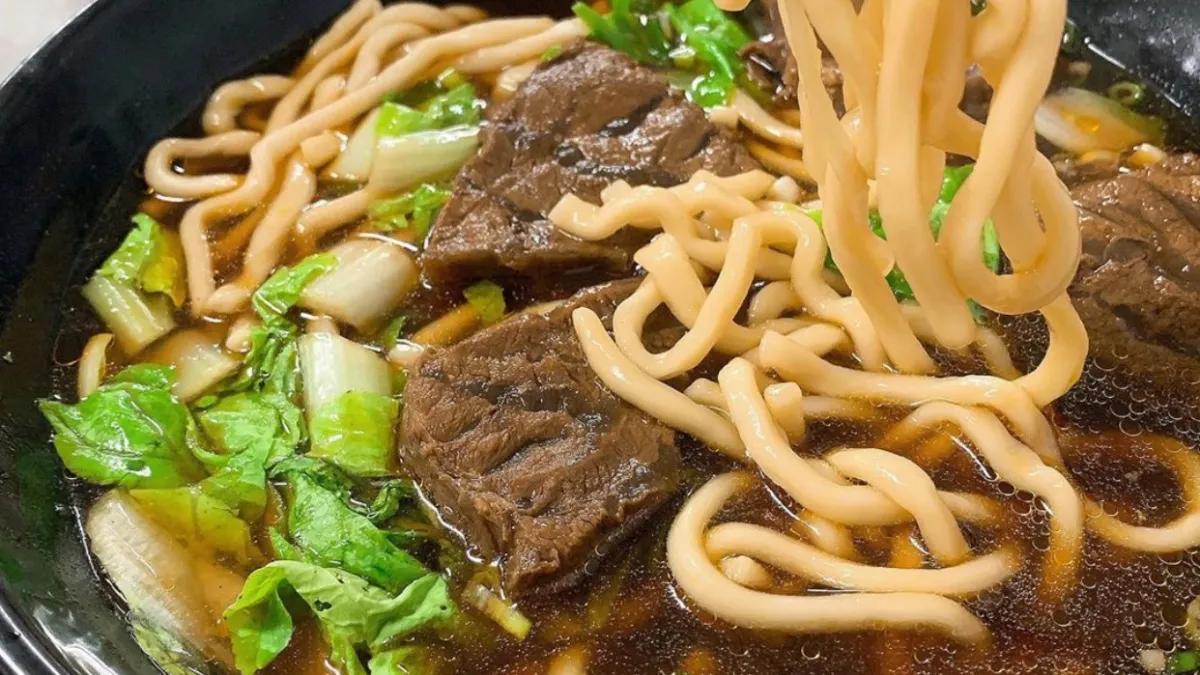 一提到高雄好吃的牛肉麵,在地人無不異口同聲地說出「三牛」!(圖/x810906x@Instagram)