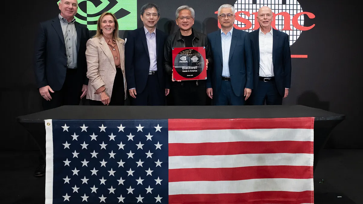 台積電亞利桑那廠正式發表第一片Blackwell晶圓,輝達執行長黃仁勳(右三)出席慶祝。(資料照,輝達提供) 台積電亞利桑那廠正式發表第一片Blackwell晶圓,輝達執行長黃仁勳(右三)出席慶祝。(資料照,輝達提供)