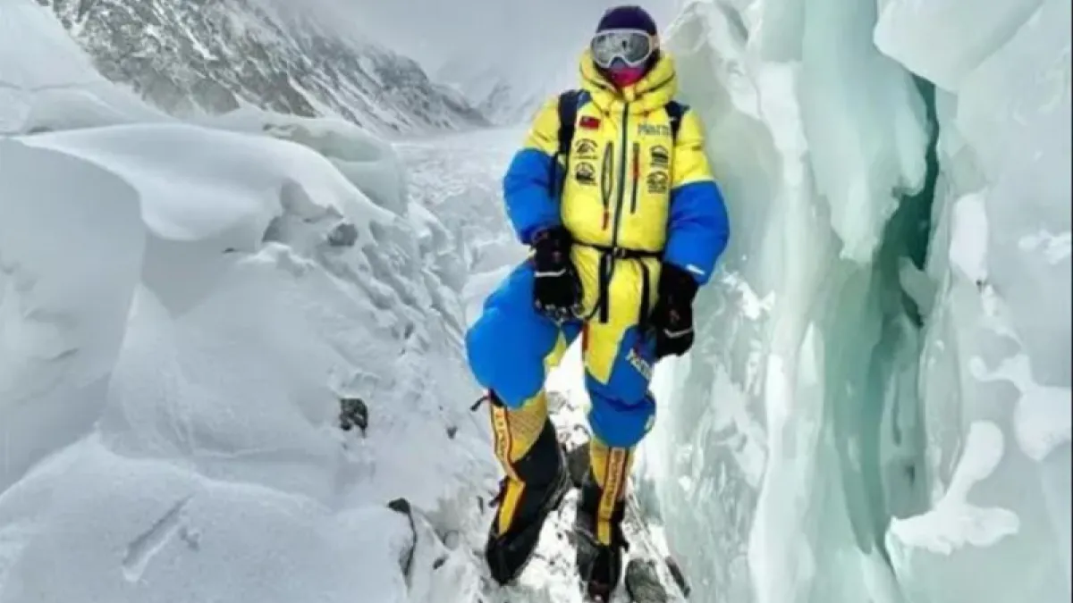台灣登山家曾格爾以無氧方式成功登上海拔8611公尺的世界第二高峰K2,打破世界紀錄,也是台灣第一人。(取自曾格爾臉書)