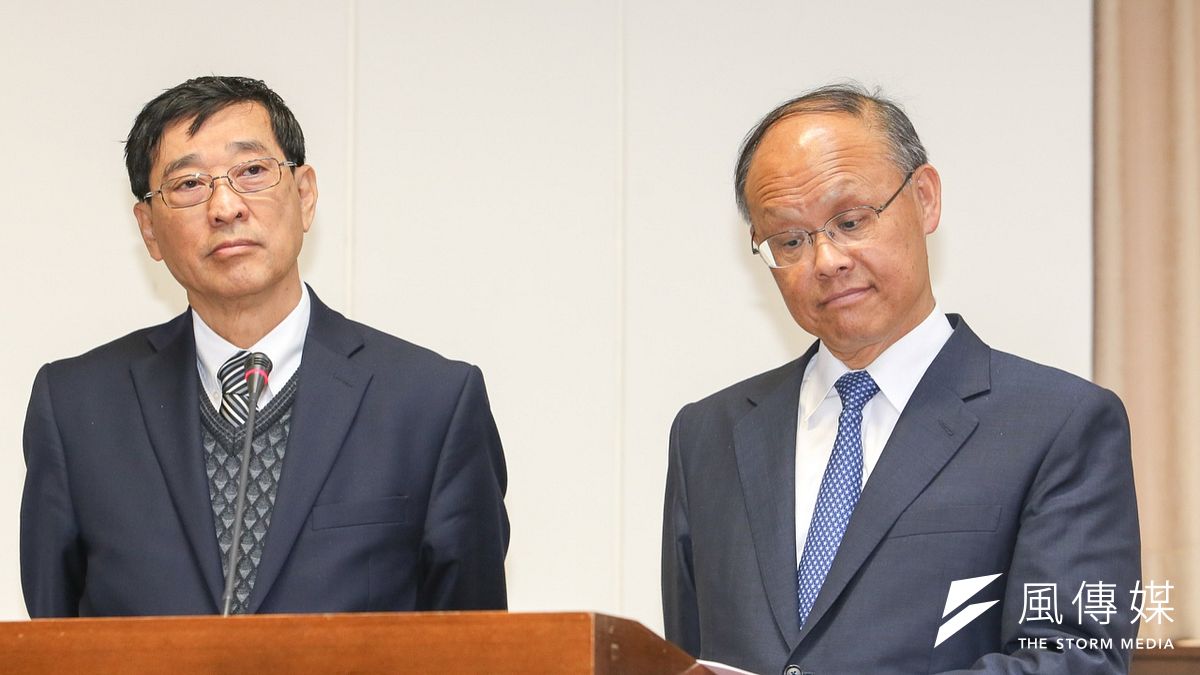 經濟部長鄧振中(右)9日到立法院備詢中嘉案(陳明仁攝) 經濟部長鄧振中(右)9日到立法院備詢中嘉案(陳明仁攝)