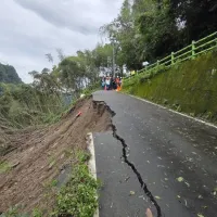 台風9号の接近により、桃園市復興区では複数箇所で道路の崩落、落石、倒木、橋の封鎖などが発生。復旧作業が続いている。(復興区役所提供) 台風9号の接近により、桃園市復興区では複数箇所で道路の崩落、落石、倒木、橋の封鎖などが発生。復旧作業が続いている。(復興区役所提供)