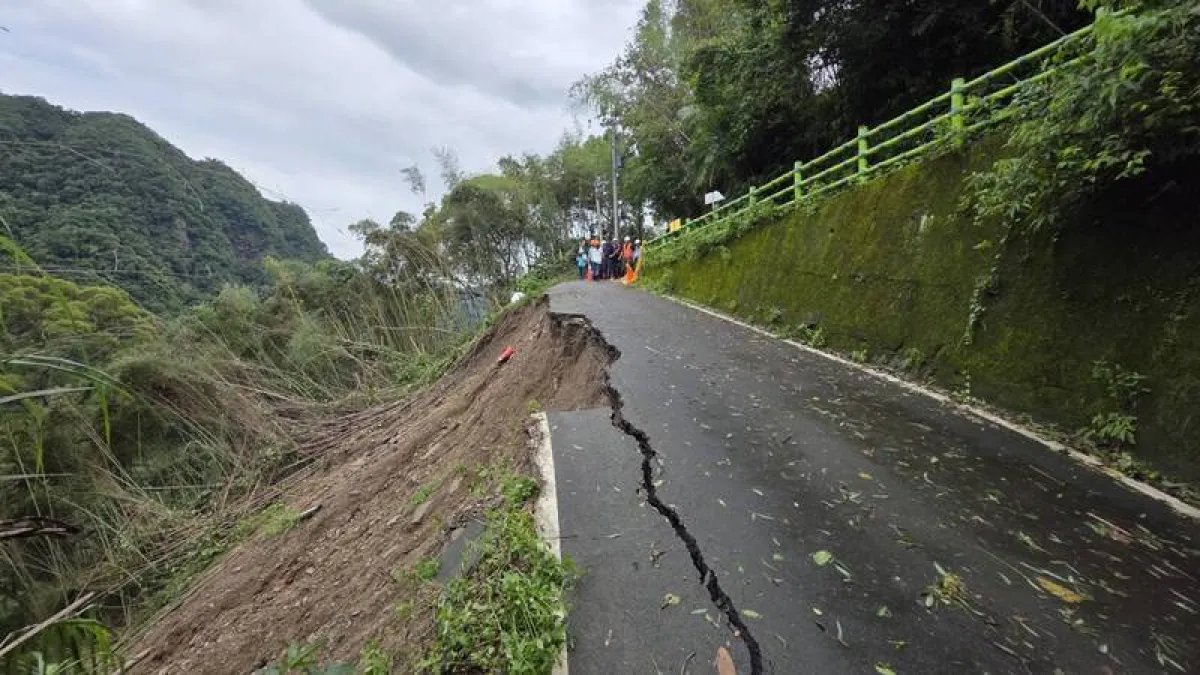 As Typhoon Bavi swept through, multiple road collapses, rockfalls, fallen trees, and bridge closures were reported across Fuxing District, Taoyuan City, with repair crews working continuously. (Photo courtesy of Fuxing District Office)