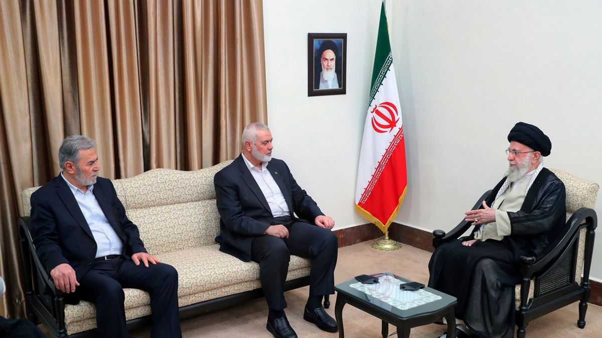 伊朗最高領袖哈米尼辦公室釋出哈米尼(右)與哈瑪斯政治局主席哈尼耶(中)、哈瑪斯盟友巴勒斯坦伊斯蘭聖戰組織領導人納哈拉(左)會晤畫面。(AP) 伊朗最高領袖哈米尼辦公室釋出哈米尼(右)與哈瑪斯政治局主席哈尼耶(中)、哈瑪斯盟友巴勒斯坦伊斯蘭聖戰組織領導人納哈拉(左)會晤畫面。(AP)