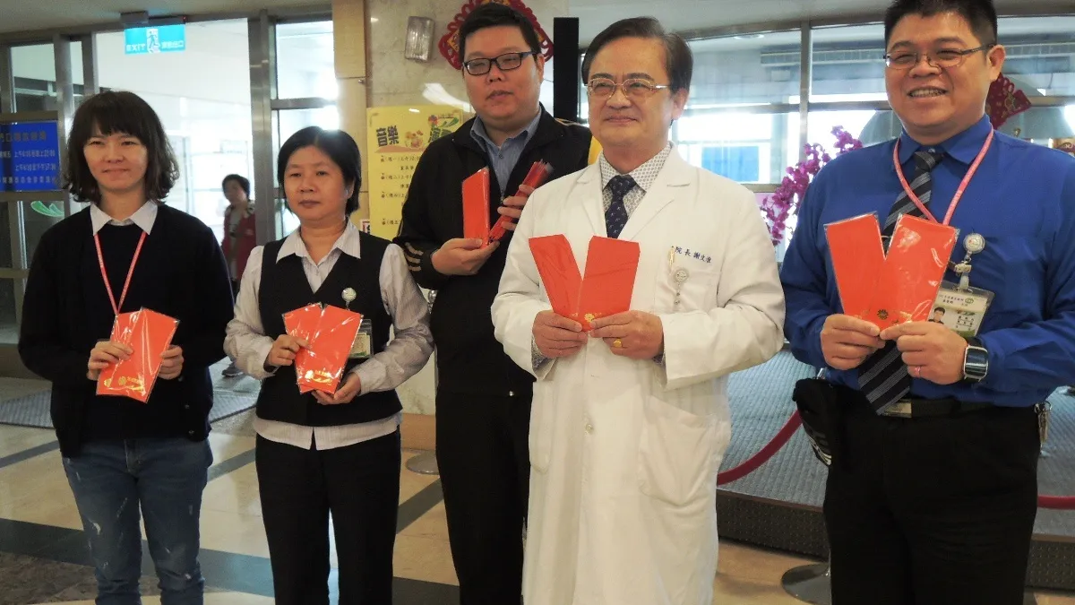 感受年節氣氛 彰醫發放紅包袋給看診民眾