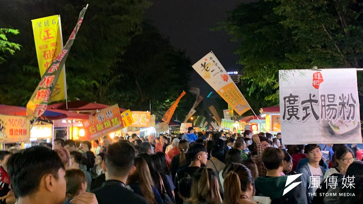 高雄勞工夜市違規擺攤多年,屢遭居民檢舉,確定11日走入歷史。(圖/徐炳文攝) 高雄勞工夜市違規擺攤多年,屢遭居民檢舉,確定11日走入歷史。(圖/徐炳文攝)