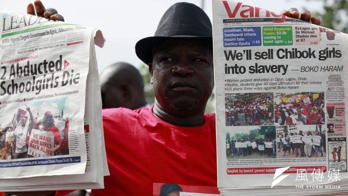 奈國民眾手裡拿著報紙,要求政府盡速救回女學生(美聯社) 奈國民眾手裡拿著報紙,要求政府盡速救回女學生(美聯社)