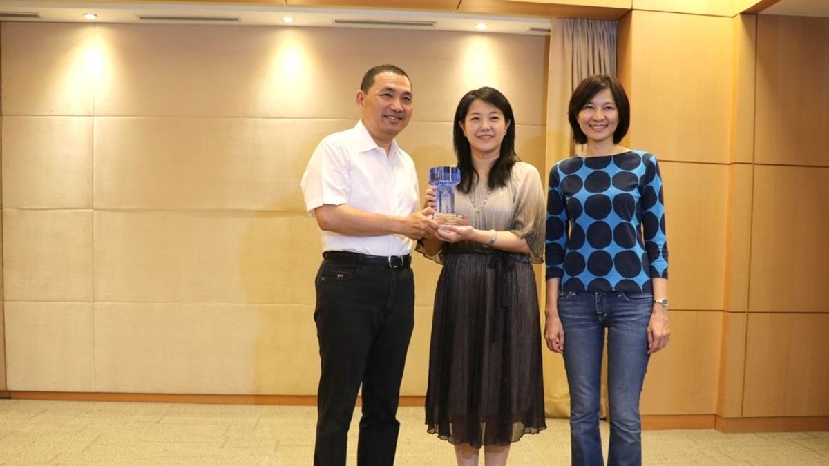 位於新北市八里區十三行博物館旁的新北考古公園近日獲頒國內最大建築獎項「國家卓越建設獎」,新北市政府文化局長蔡佳芬(中)、十三行館長陳春蘭(右)在市政會議獻獎,市長侯友宜肯定文化局的努力。 (圖/新北市十三行博物館提供) 位於新北市八里區十三行博物館旁的新北考古公園近日獲頒國內最大建築獎項「國家卓越建設獎」,新北市政府文化局長蔡佳芬(中)、十三行館長陳春蘭(右)在市政會議獻獎,市長侯友宜肯定文化局的努力。 (圖/新北市十三行博物館提供)