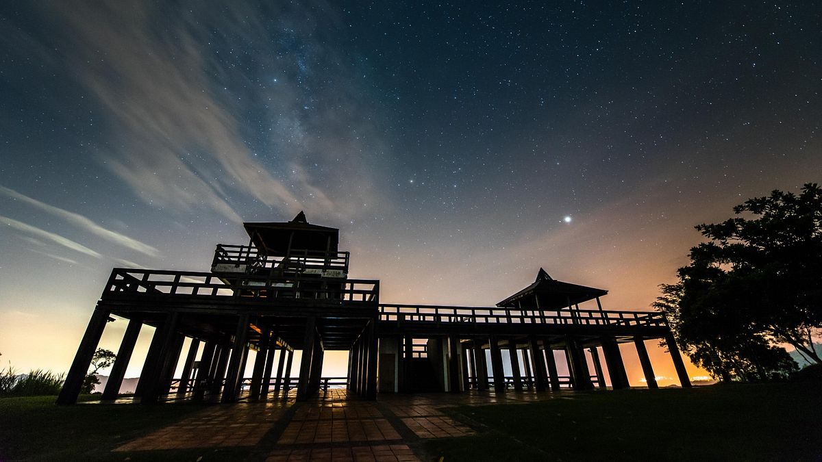 台東縣最美星空選拔賽制,融合偏觀光的日本環境省觀察標準及偏學術的美國暗空公園認證,並考量氣候變數,加入現地測量與歷年氣象均值等數據分析,在各方專家協力之下,用最專業的評選找出臺東最美星空。圖為台東鹿野高台眺望亭。(圖/台東縣政府提供) 台東縣最美星空選拔賽制,融合偏觀光的日本環境省觀察標準及偏學術的美國暗空公園認證,並考量氣候變數,加入現地測量與歷年氣象均值等數據分析,在各方專家協力之下,用最專業的評選找出臺東最美星空。圖為台東鹿野高台眺望亭。(圖/台東縣政府提供)