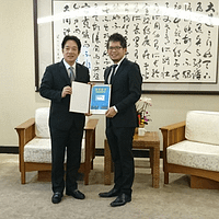 2018年、当時行政院長であった頼清徳総統(左)は、YouTube共同創業者のスティーブ・チェン氏(右)に初の就業ゴールドカードを授与した。(行政院提供) 2018年、当時行政院長であった頼清徳総統(左)は、YouTube共同創業者のスティーブ・チェン氏(右)に初の就業ゴールドカードを授与した。(行政院提供)