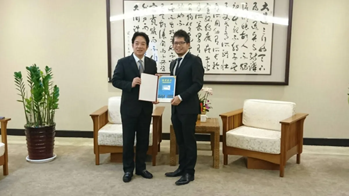 2018年、当時行政院長であった頼清徳総統(左)は、YouTube共同創業者のスティーブ・チェン氏(右)に初の就業ゴールドカードを授与した。(行政院提供) 2018年、当時行政院長であった頼清徳総統(左)は、YouTube共同創業者のスティーブ・チェン氏(右)に初の就業ゴールドカードを授与した。(行政院提供)