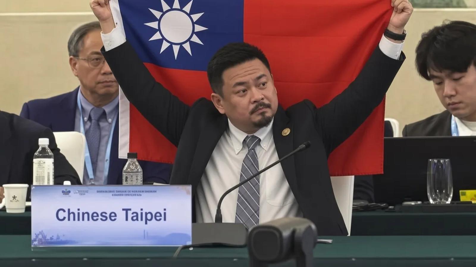 洪申翰在APEC高舉中華民國旗?梁文傑看不下去:弄這種假照片是要幹嘛?