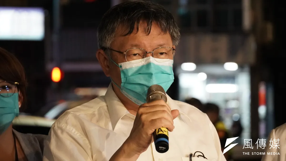 柯文哲13日在北市萬華龍山國中視察防疫清消後接受訪問。(方炳超攝)