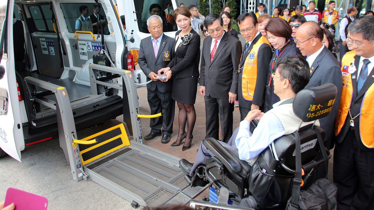 吳鳳獅子會及嘉鳳獅子會結合國際獅友樂捐,嘉義市再添一部復康巴士。〔圖/嘉義市政府提供〕 吳鳳獅子會及嘉鳳獅子會結合國際獅友樂捐,嘉義市再添一部復康巴士。〔圖/嘉義市政府提供〕