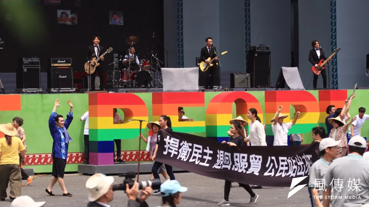 滅火器帶來台灣民主進行曲節目,現場並拿出「退回服貿」布條。(曾原信攝)