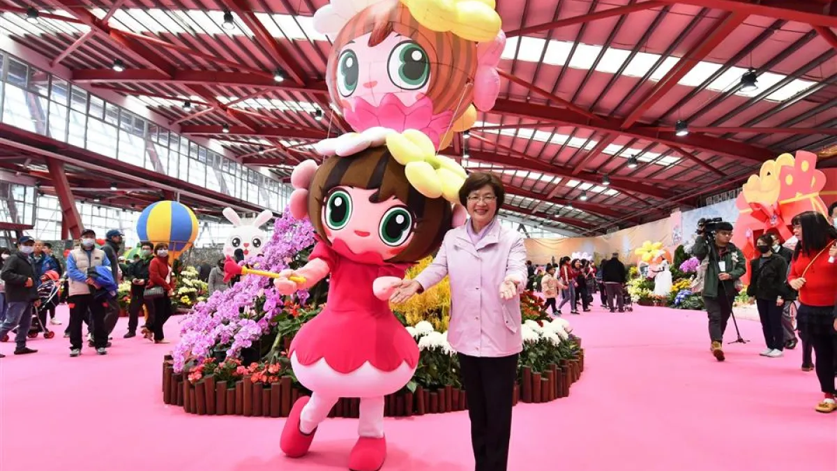 「花在彰化」-溪州公園裡的繽紛花海,縣長王惠美也前來拍照打卡。(圖/彰化縣政府)