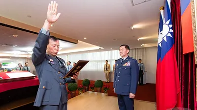 國防部軍政副部長沈一鳴(右)主持布達典禮,黃開森(左)確定出任政戰局長。(取自軍聞社)