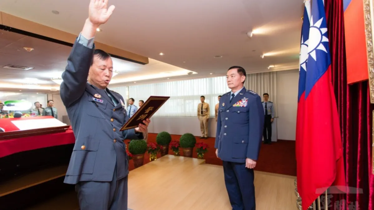 國防部軍政副部長沈一鳴(右)主持布達典禮,黃開森(左)確定出任政戰局長。(取自軍聞社)