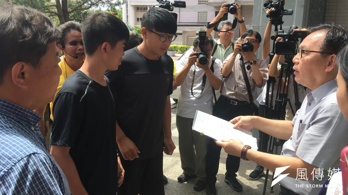 國姓鄉北港村有機肥料工廠飄惡臭,嚴重影響學生上課,跟著鄉長到縣府陳情。(圖/王秀禾攝)