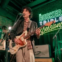 渋谷の夜に響くluvisの歌声とザ・バスカーの芳醇な一杯が織りなした最高峰のトリプル・セッション。(写真/BUSKER PR事務局提供) 渋谷の夜に響くluvisの歌声とザ・バスカーの芳醇な一杯が織りなした最高峰のトリプル・セッション。(写真/BUSKER PR事務局提供)