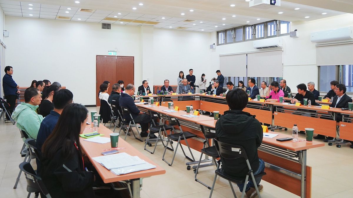 新北市長侯友宜率領經發局、財政局、勞工局團隊,前往瑞芳產業園區,與重點企業代表交流,並實地走訪企業,傾聽業者心聲。(圖/新北市經發局提供) 新北市長侯友宜率領經發局、財政局、勞工局團隊,前往瑞芳產業園區,與重點企業代表交流,並實地走訪企業,傾聽業者心聲。(圖/新北市經發局提供)