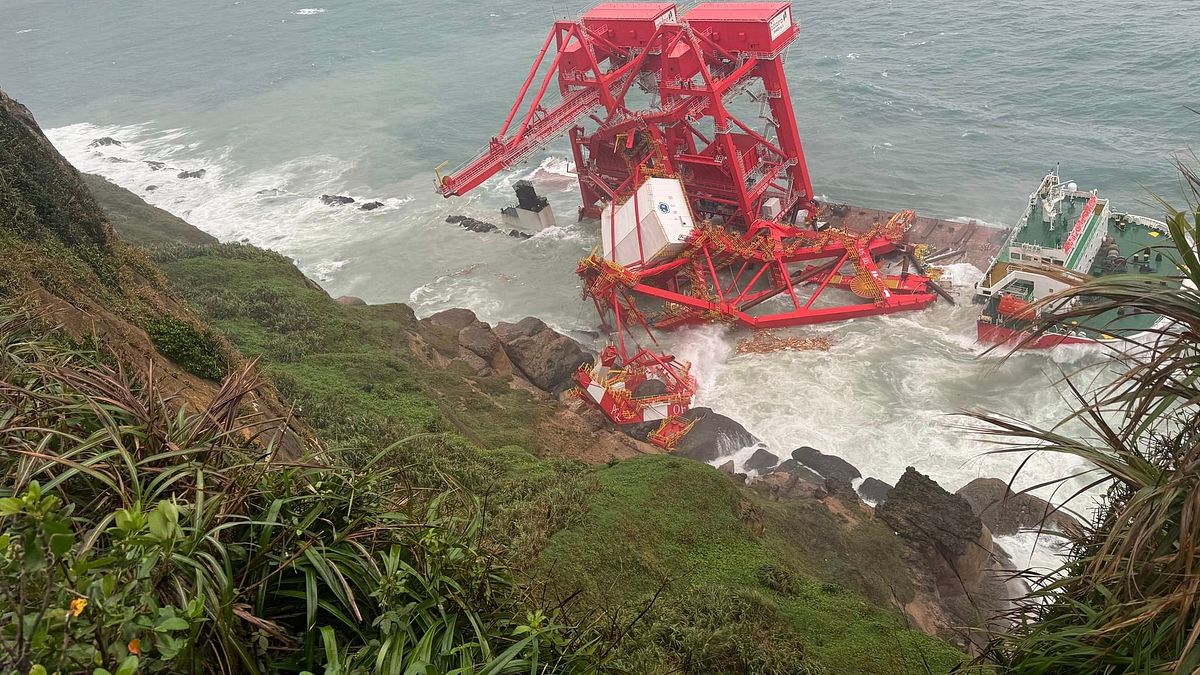 中國貨輪「鈺洲啟航輪」擱淺在野柳岸邊。(圖/擷取自網路) 中國貨輪「鈺洲啟航輪」擱淺在野柳岸邊。(圖/擷取自網路)