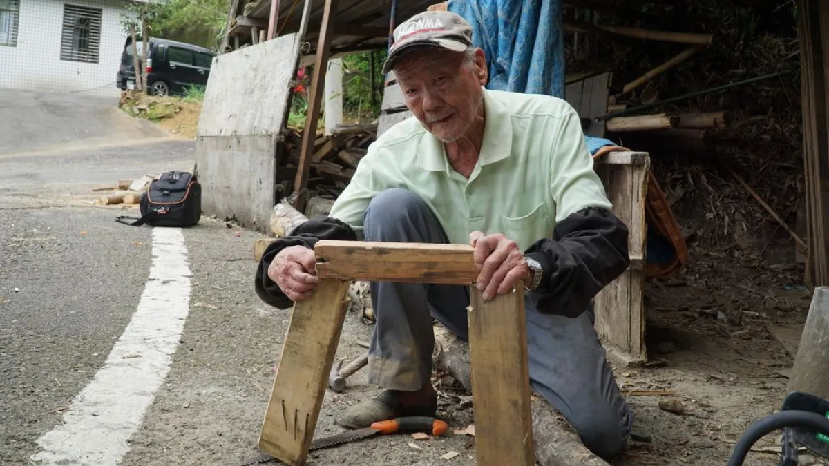今年高齡80歲的老礦工黃日光,模擬當年入礦坑前,自己得先用木頭做支撐逃生口。(圖/新竹縣政府提供)