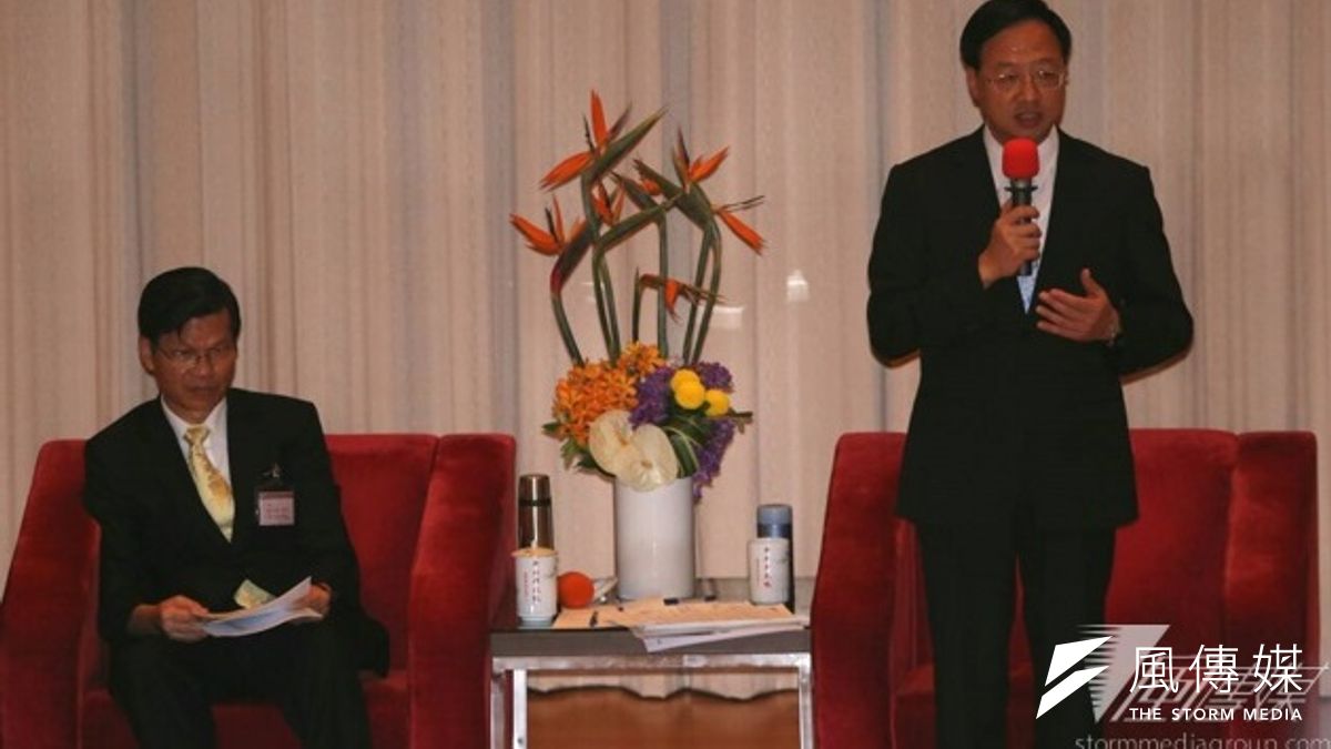 行政院長江宜樺(右)2日赴中研院並致詞,江宣示將在任內將著力在包括人口、國土、教育、產業、社福、文化以及健康7個領域的重要政策。(余志偉攝) 行政院長江宜樺(右)2日赴中研院並致詞,江宣示將在任內將著力在包括人口、國土、教育、產業、社福、文化以及健康7個領域的重要政策。(余志偉攝)