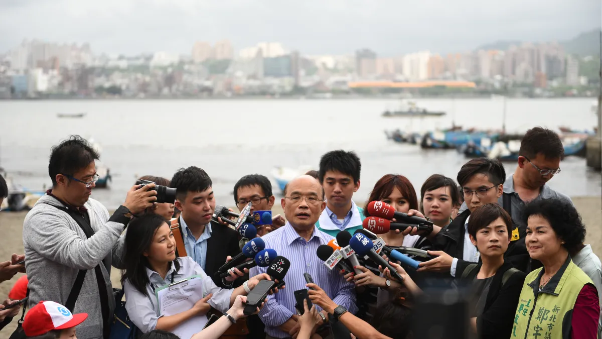 20180414-民進黨新北市長參選人蘇貞昌14日下午到八里掃街訪友,並接受媒體採訪。(蘇貞昌競選團隊提供)