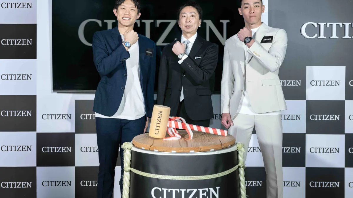 CITIZEN台灣分公司總經理邀請兩位品牌之友進行鏡開儀式,祈求新的一年朝更高的目標前進